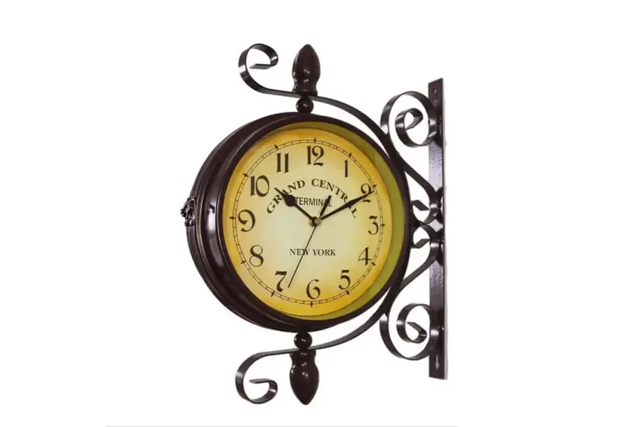 Une horloge ronde ancienne à deux faces sur un support en fer