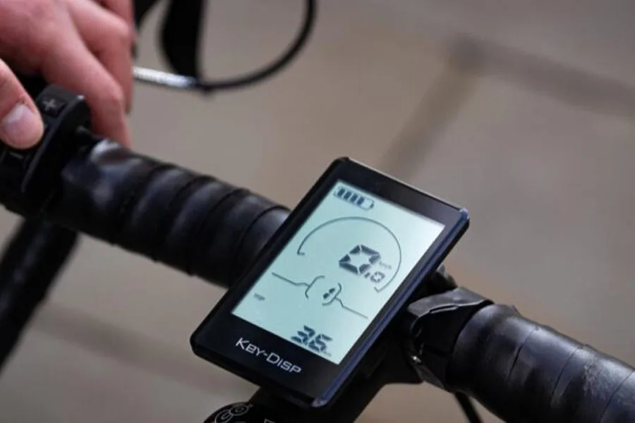 Yararlı bir ekrana sahip bir e-bisiklet