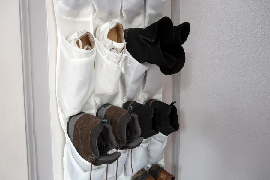 Un organisateur de chaussures au-dessus de la porte avec des chaussures