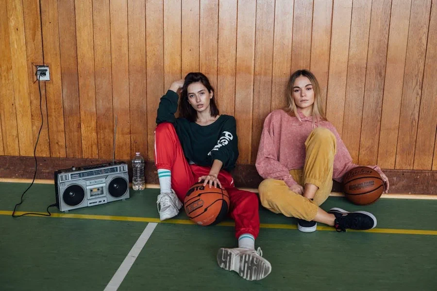 Jugadores de baloncesto escuchando un reproductor de casetes de radio retro