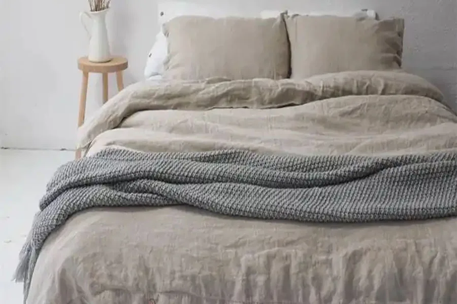 Beige Bettwäsche und Bettwäsche auf einem Doppelbett