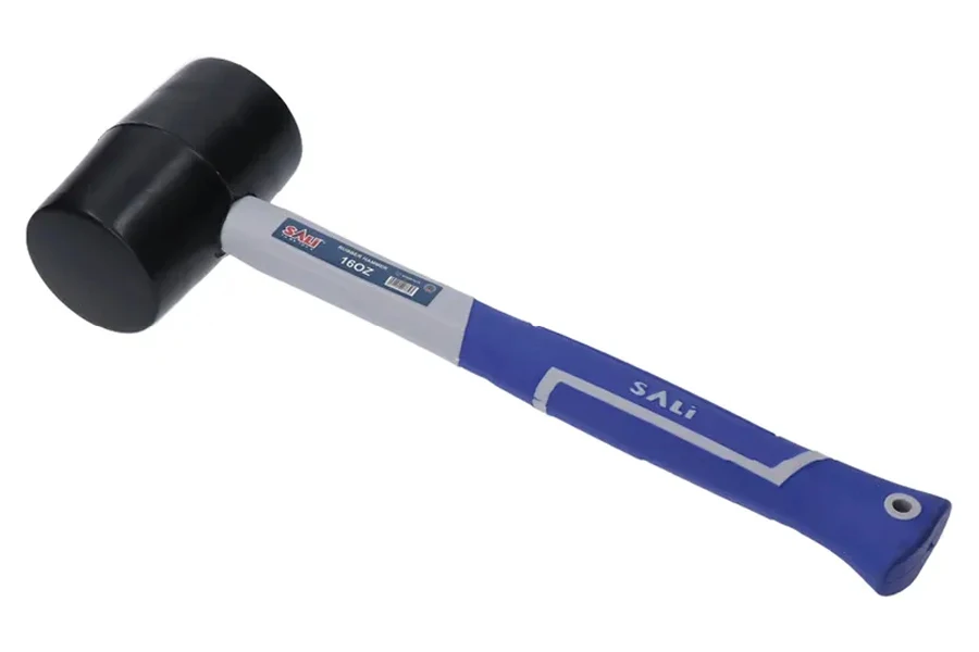 Черный резиновый молоток с эргономичной сине-белой ручкой.