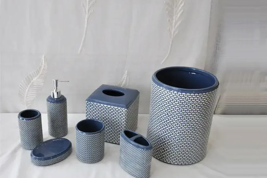 Conjunto de accesorios de baño de cerámica azul.