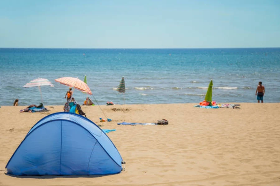 Blaues, sofort aufklappbares Strandzelt am Strand aufgebaut