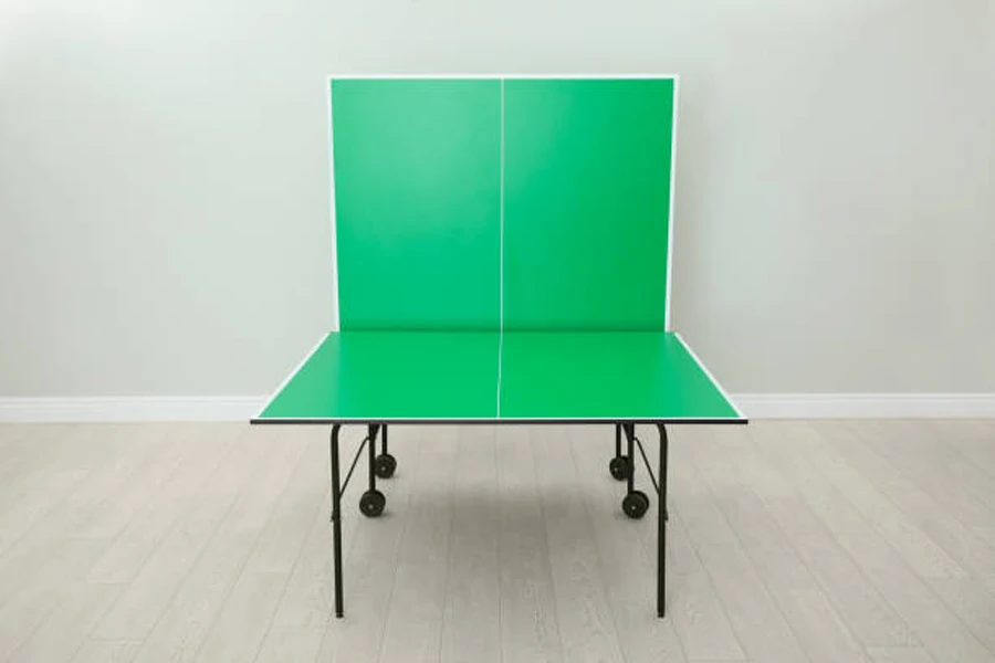 Mesa de ping-pong de color verde brillante doblada por la mitad