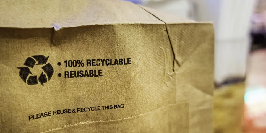 Saco de papel pardo 100% reciclável e reutilizável sobre balcão
