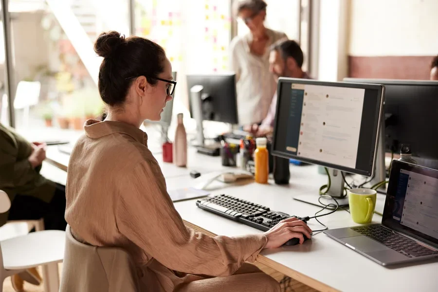 Empresária enviando e-mails em um escritório