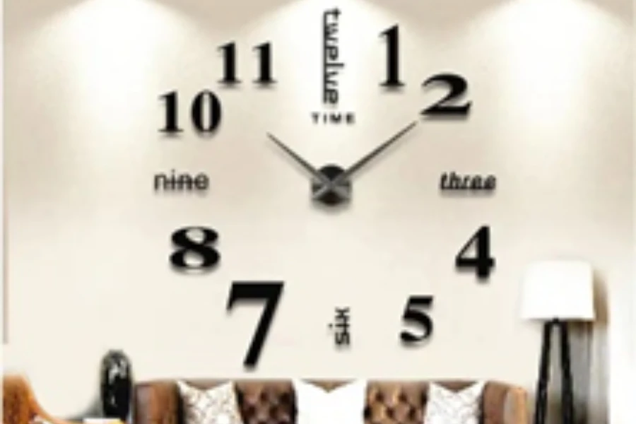 Büyük sayılar ve kelimelerle bir daire şeklinde düzenlenmiş saat