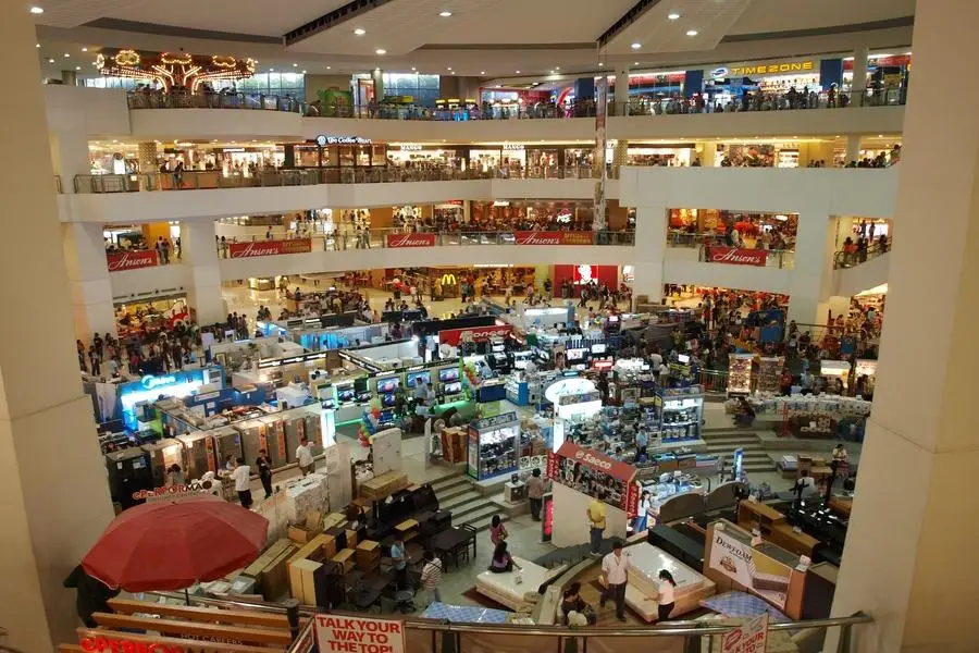 Переполненный торговый центр с оживленными покупателями