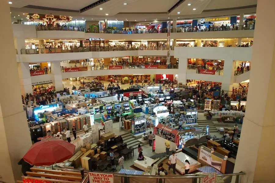 Centro comercial concurrido y bullicioso comprador