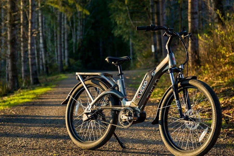 Vélo de route électrique garé sur un chemin de terre