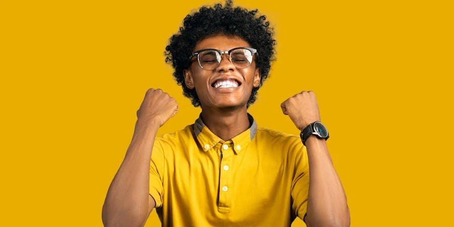 Emocionado hombre afroamericano con accesorios mostrando sí gesto