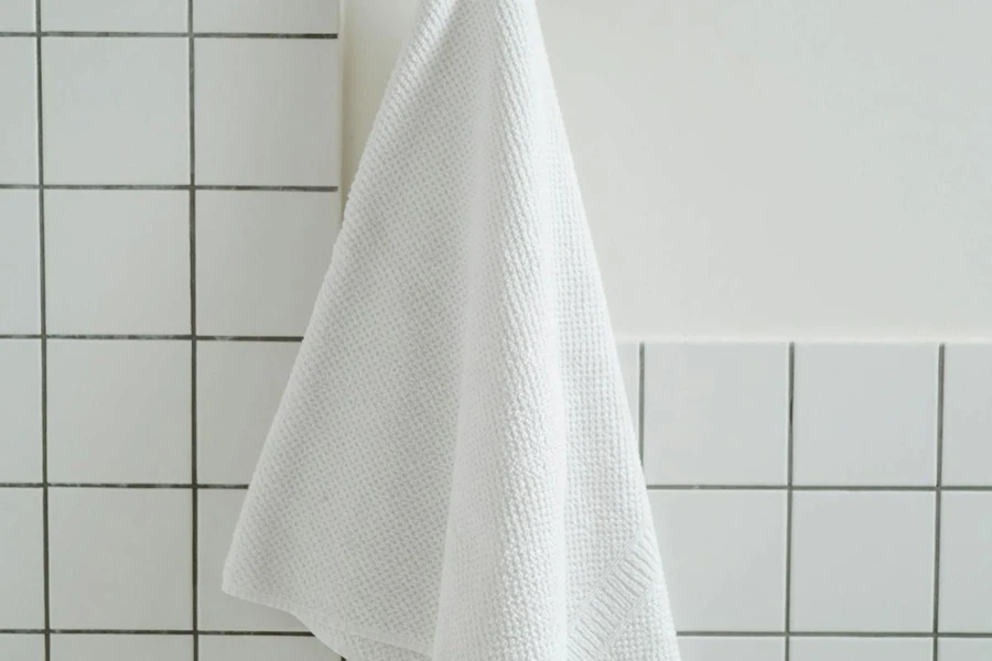 Asciugamano per il viso appeso in un bagno