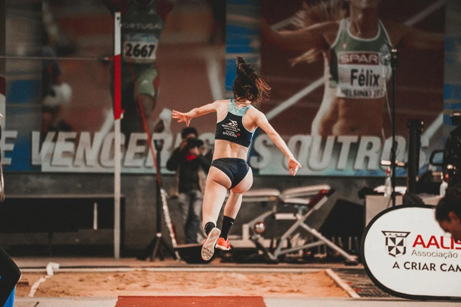 Sportlerin springt von einem Startbrett
