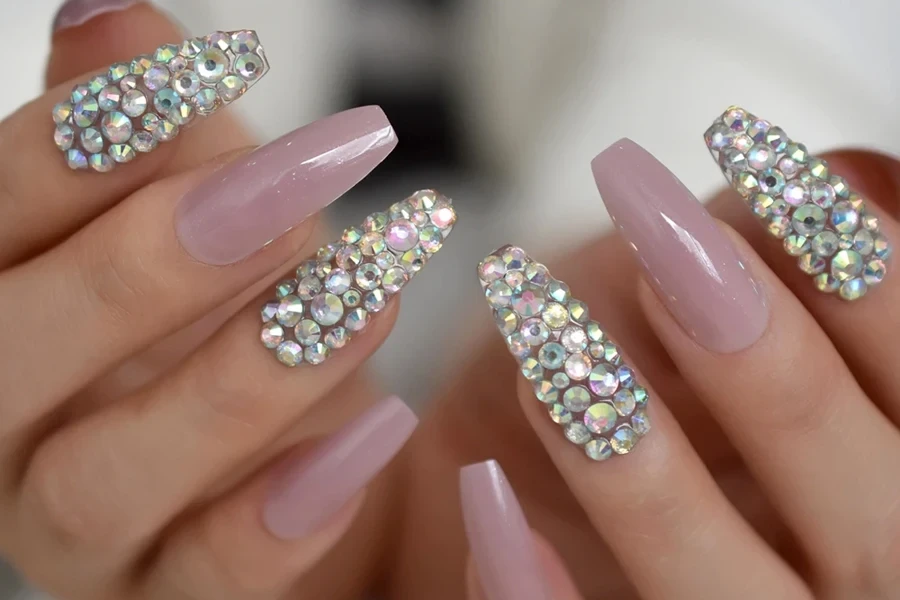 Uñas con impresionantes pedrería.