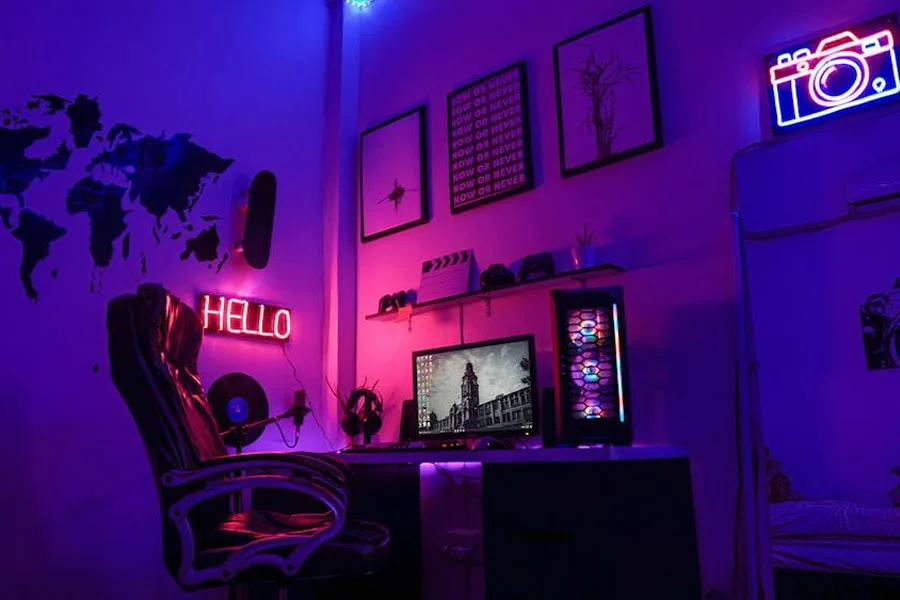 Sala gamer com iluminação ambiente roxa