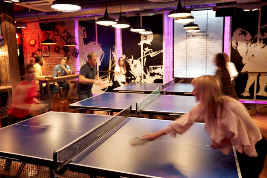 Centro de juegos con mesas de ping-pong dispuestas en filas