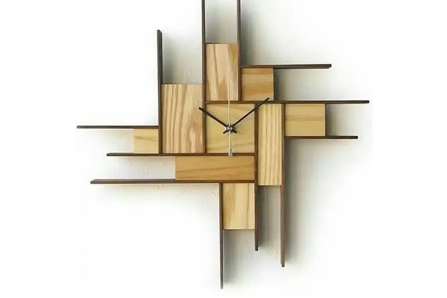 Design geométrico de relógio de parede em madeira e metal