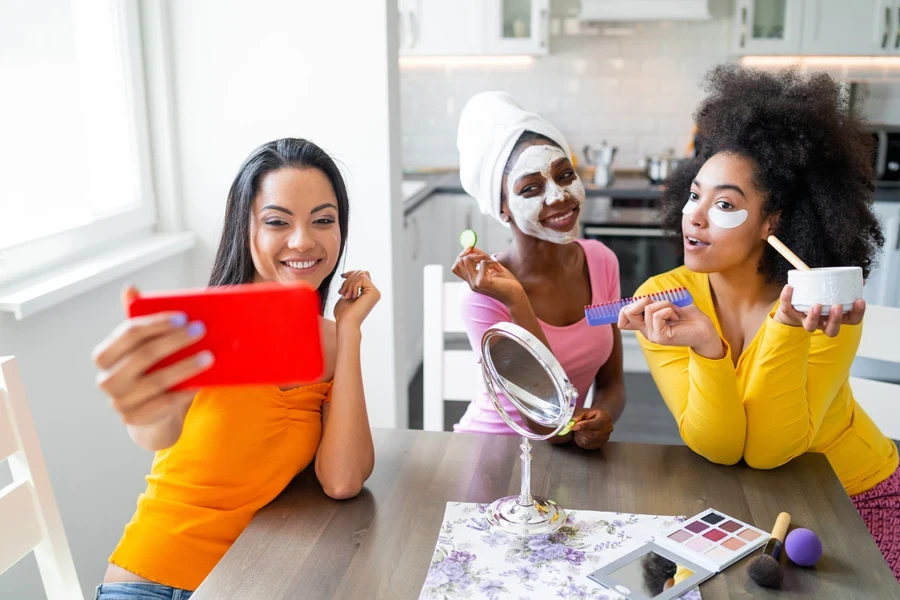 Meninas envolvidas na rotina de cuidados com a pele juntas