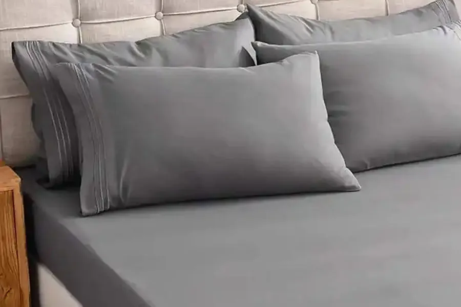 ベッドの上の灰色のエジプト綿のシーツ