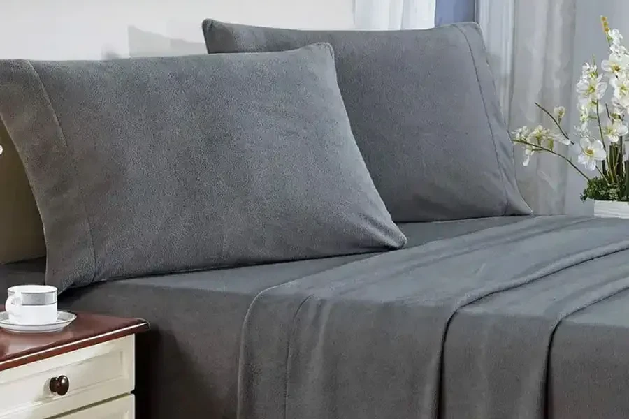 Sábanas y fundas de almohada de franela gris.