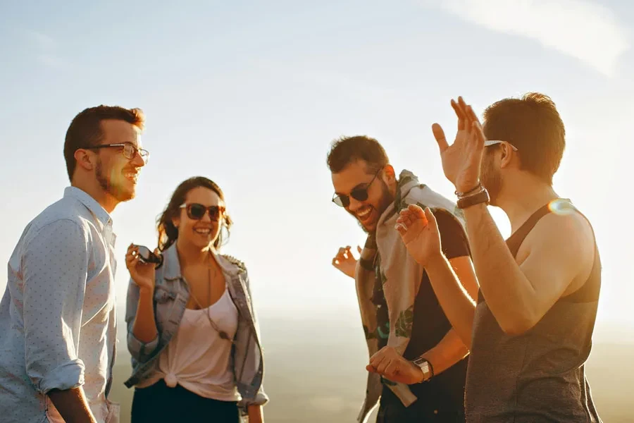 Grupo de pessoas se divertindo juntas sob o sol