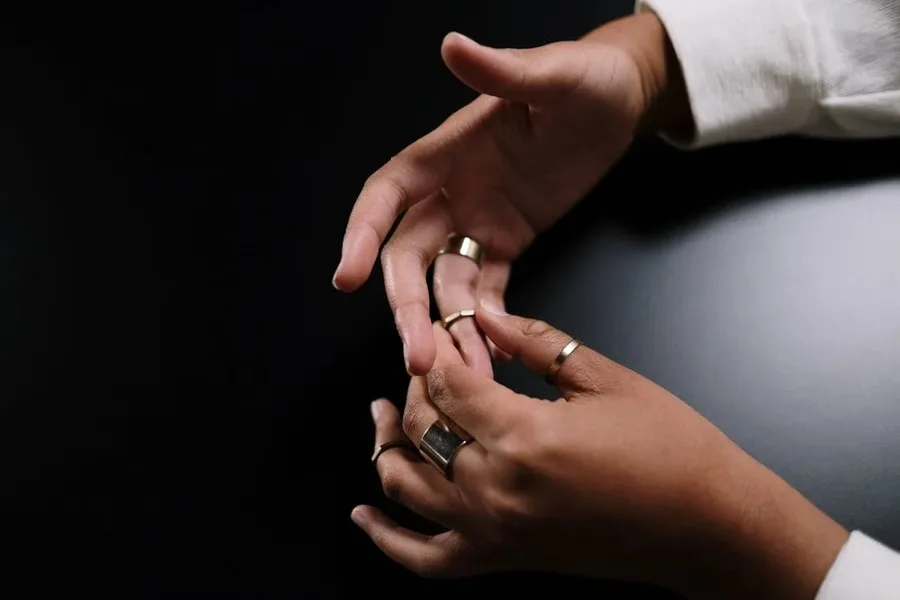 Tangan seorang wanita memakai banyak cincin1