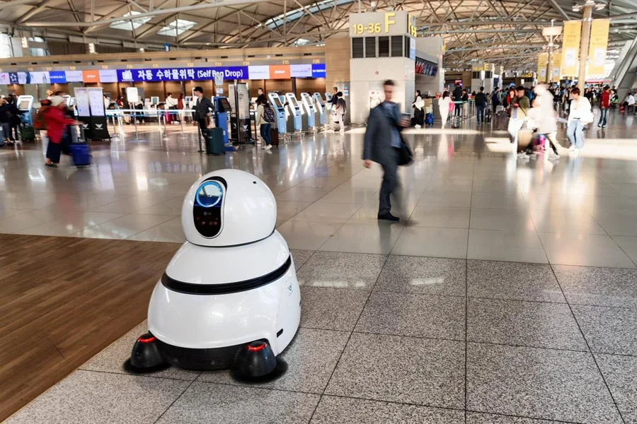 El robot de limpieza de aeropuertos de LG en acción