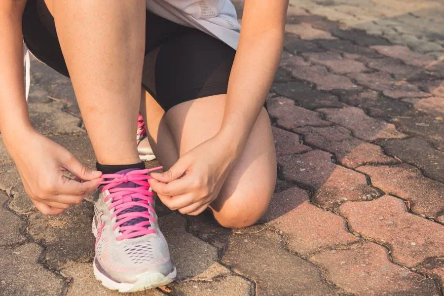 Wanita menyesuaikan sepasang sepatu berjalannya