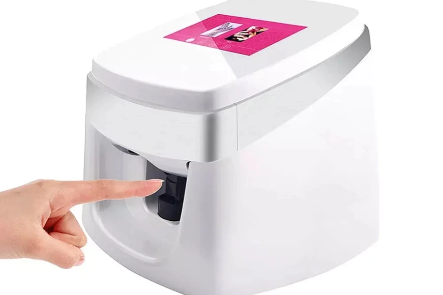 Senhora colocando o dedo em uma impressora de unhas