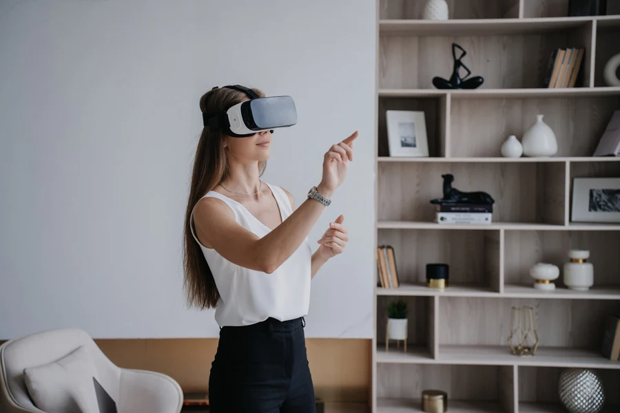 سيدة تستخدم سماعة الرأس VR في المنزل