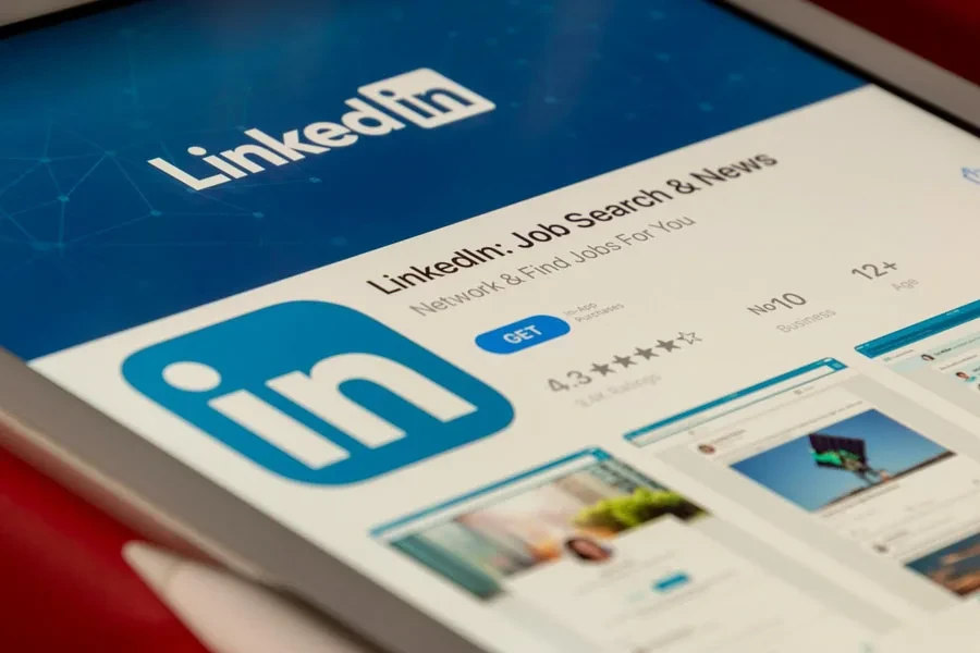 Halaman unduh aplikasi LinkedIn di ponsel