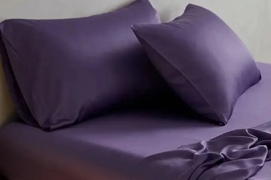 Luxuriöses lilafarbenes Bambusbett auf einem Bett