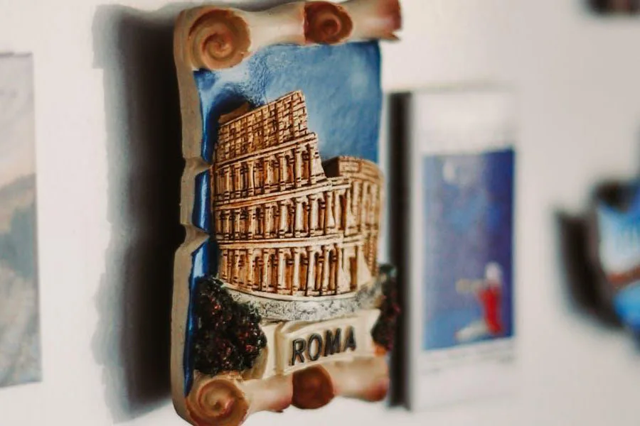Magnet yang menunjukkan landmark populer Roma