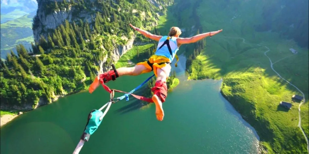 Gerekli tüm ekipmanlarla bungee jumping yapan adam”
