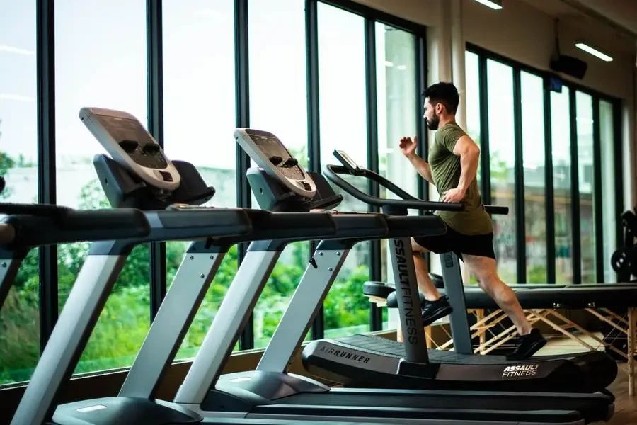 Hombre haciendo ejercicio en cinta rodante en un gimnasio