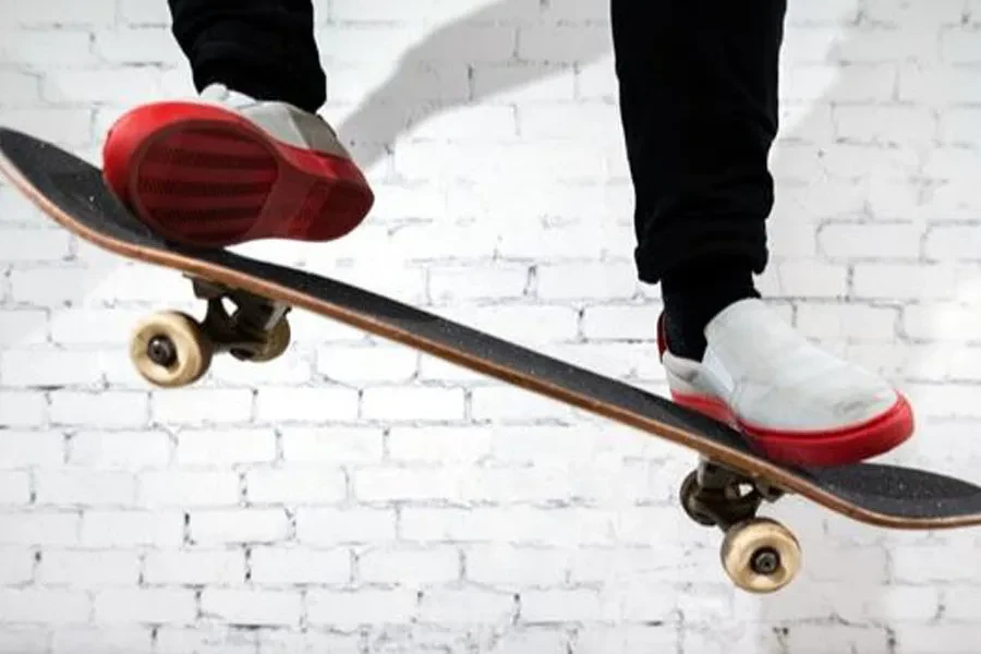 Mann führt Skateboard-Tricks mit Skate-Schuhen vor