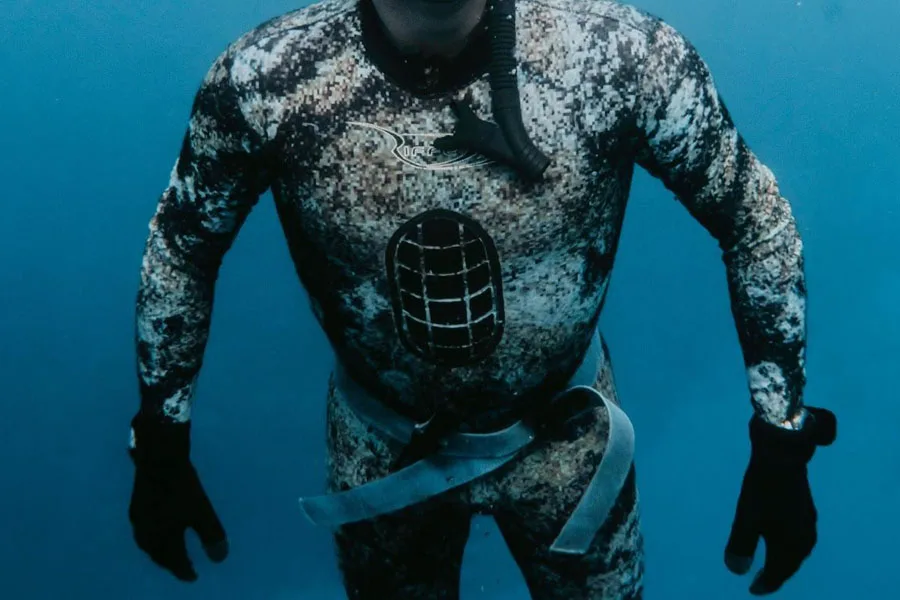 ダイビング用ウェットスーツを着て水中にいる男性