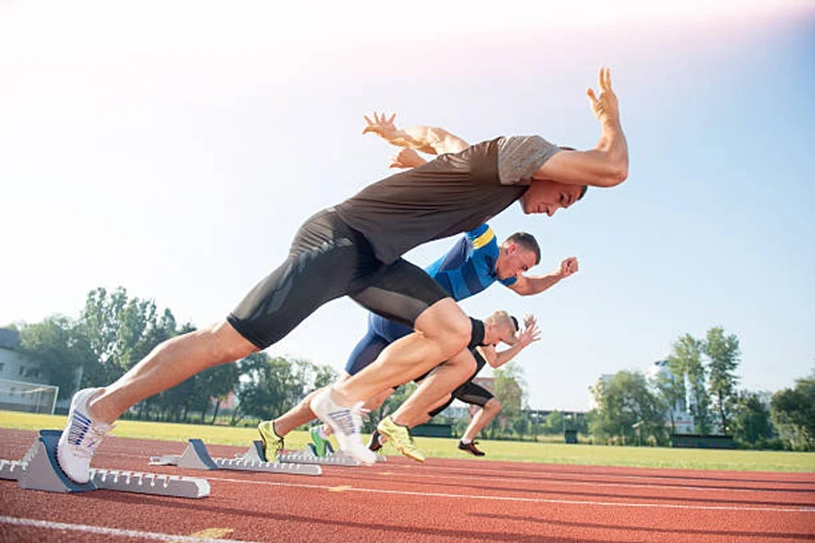 Homens na linha de partida de uma pista de corrida