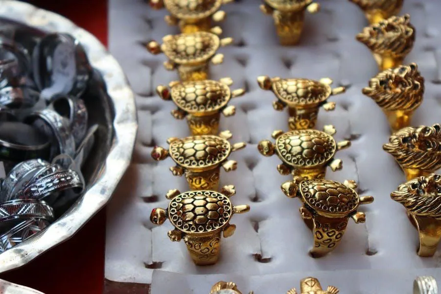 Множество золотых и серебряных сувениров-ювелирных изделий
