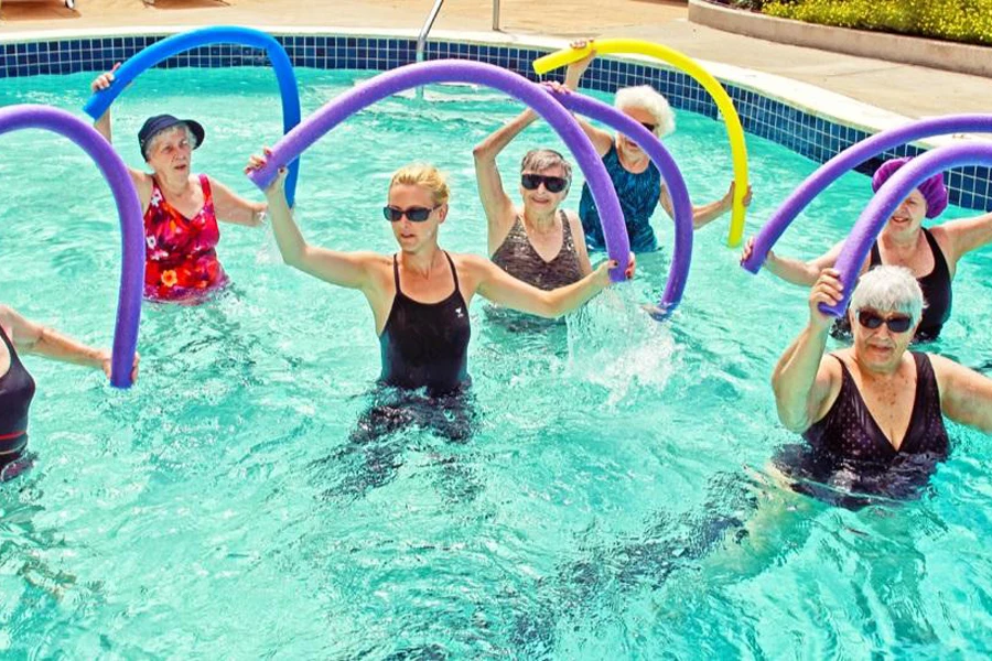 العديد من الأشخاص يمارسون التمارين الرياضية مع شعيرية حمام السباحة