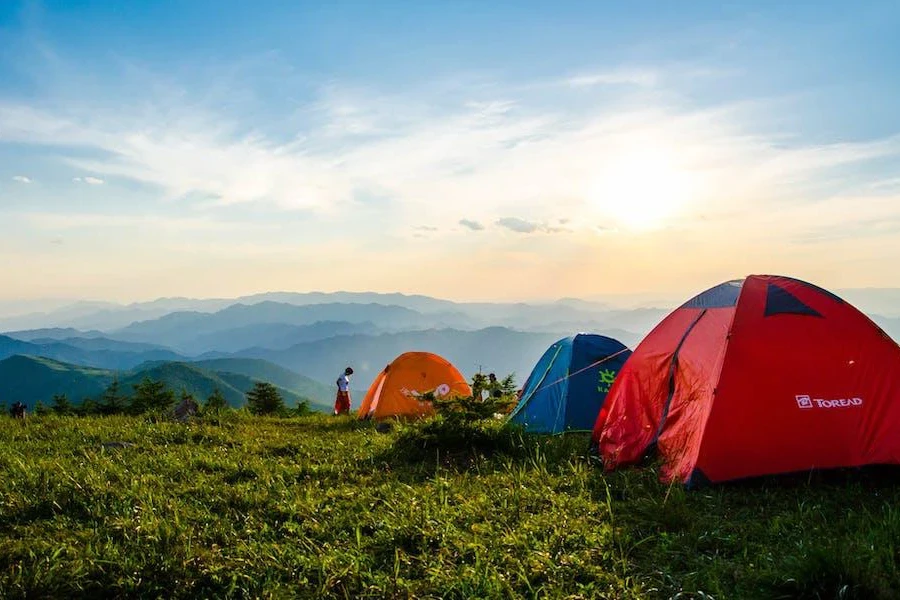 Beberapa tenda di padang rumput