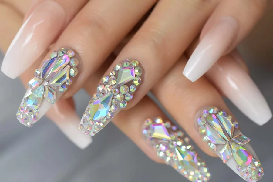 Arte de uñas con diferentes tamaños de diamantes de imitación.