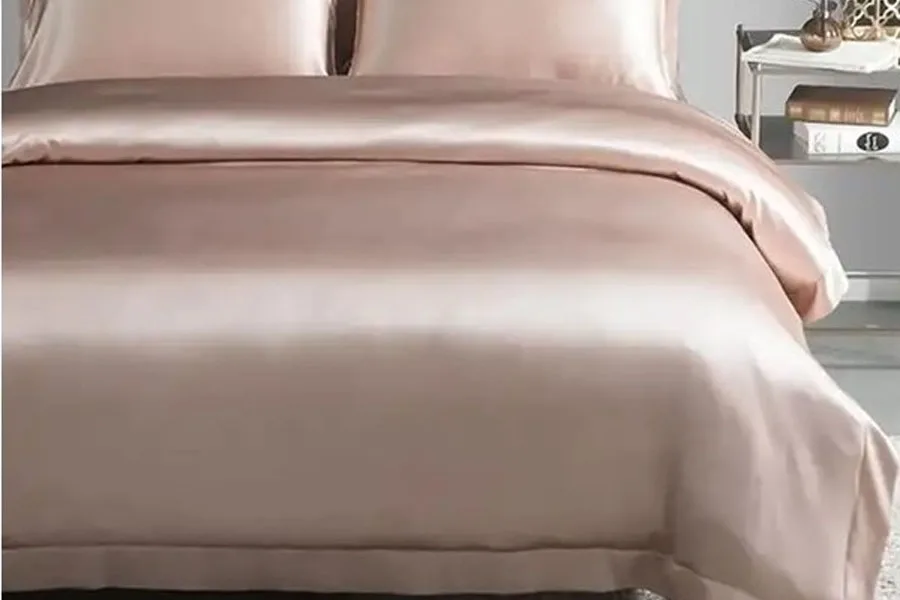 سرير من حرير التوت الوردي الفاتح موضوع على سرير