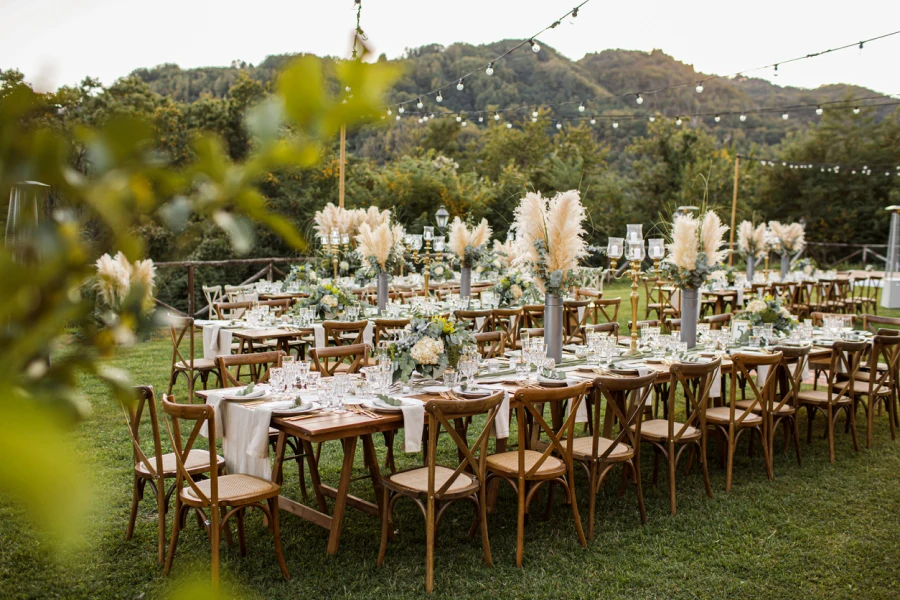 Table de mariage décorée d'herbe de la Pampa