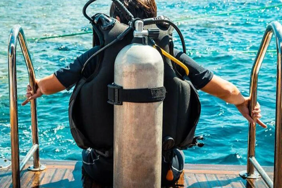Orang yang dilengkapi tangki udara siap menyelam