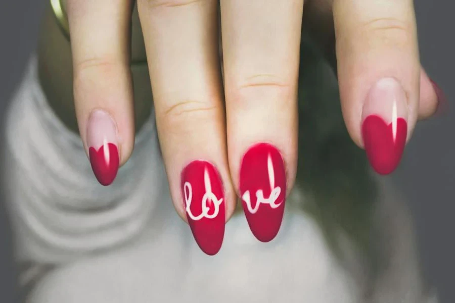 Personne présentant des ongles en polygel rouge