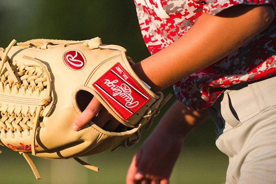 Person, die einen hellbraunen Softballhandschuh trägt