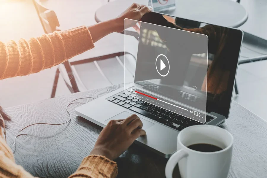 Persona viendo un vídeo en una computadora portátil