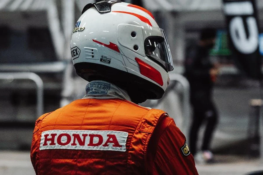 Persona que lleva un traje de carreras Honda